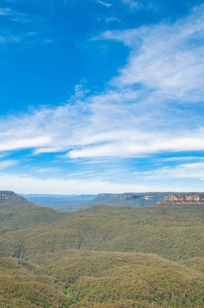 Malerische Landschaft mit riesigen Eukalyptuswäldern und Bergen unter spektakulärem Himmel. blaue berge, australien — Stockfoto