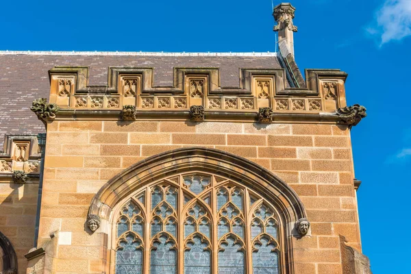 Edifício gótico de arenito com janelas e decorações em arco — Fotografia de Stock