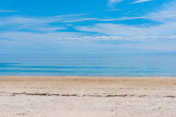 Praia pitoresca oceano no dia ensolarado — Fotografia de Stock