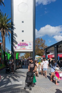 Paskalya Şovu sırasında Cronulla Plaza 'da çocuklu aileler...