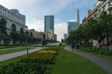 Ho Chi Minh şehrinde Nguyen Hue caddesinde koşan insanlar,