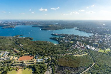 Sydney banliyölerinde doğa koruma parkı olan havadan şehir manzarası. 