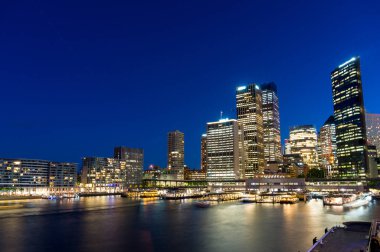 Gece Sydney silueti. İş yeri binaları ve Çembersel 
