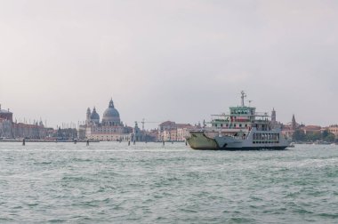 Arkasında tekne ve St. Maggiore kilisesi olan büyük kanal.