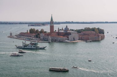 Ada ve St. Maggiore kilisesinin Venedik gölünün havadan görünüşü
