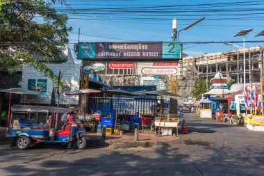 Chatuchak hafta sonu pazar kapısında üç tekerli tuk-tuk park etmiş. 