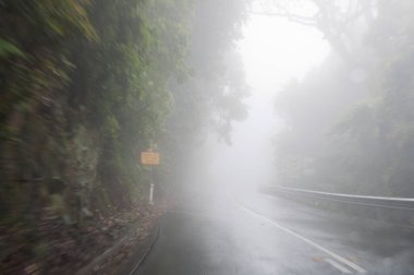 Siste rüzgarlı dağ yolu. Tehlikeli sürüş koşulları metapho