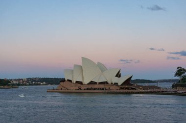 Günbatımında Avustralya ikonik simgesi Sydney Opera Evi