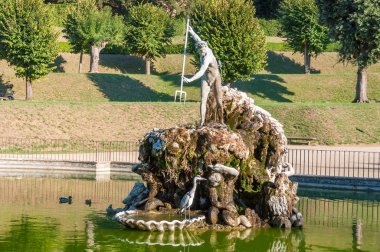 Fountain of Neptune with Neptune sculpture in the garden of Pitt