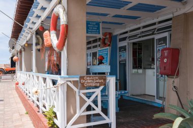 Deniz kenarı restoranı, turist ve garsonlu kafe.