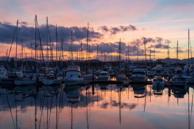Tabut Limanı 'nda, yat ve tekneli renkli bir gün batımı.