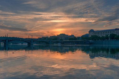 Prag şehri gökyüzü güneşli Vltava nehrine yansıdı