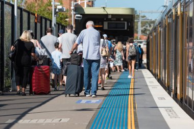 Kalabalık Sydney 'de trenden iniyor.