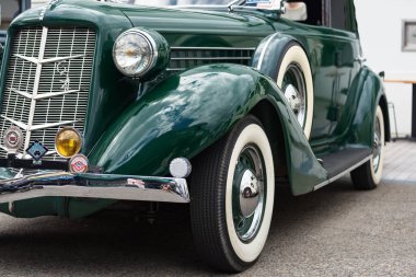 Sylvanvale Pre Wwii Araba Fuarı 'nda Green Chrysler marka bir araba.