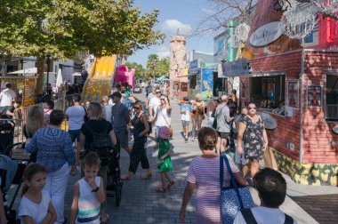 Sydney banliyösündeki Paskalya Şovunda Cronulla Plaza 'daki insanlar