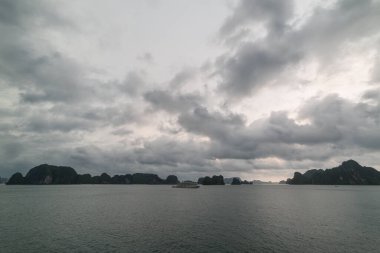 Halong Bay etkileyici renkli gün batımı, Vietnam