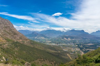 Kırsal kesimdeki destansı dağ vadisi manzarası