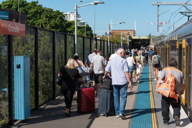 Sydney 'deki Cronulla istasyonunda bir sürü insan var.