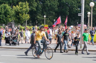 Sydney sokaklarında bayrakları ve posterleri olan insanlar...