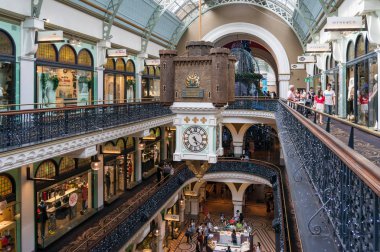 Kraliçe Victoria Alışveriş Merkezi ve C için alışveriş yapan insanlar.