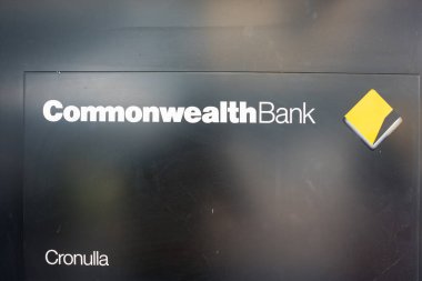 Commonwealth Bankası siyah arkaplanda şube işareti