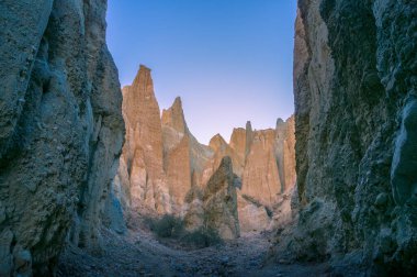 Meşhur turistler Omarama Clay Cliffs 'in kum taşı kayasına gidiyor.