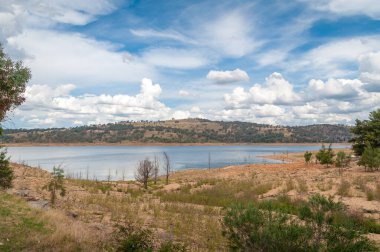 Mavi göl, baraj ve ağaçla kaplı güzel doğa manzarası 