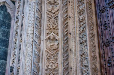 Close up of stone decorations of walls of Santa Maria del Fiore 
