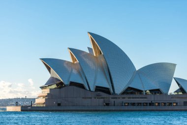 Güneşli bir günde Sydney Opera Binası