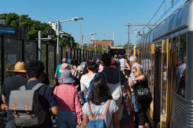 İnsanlar Sydney 'deki Cronulla İstasyonu' nda trenden iniyorlar.