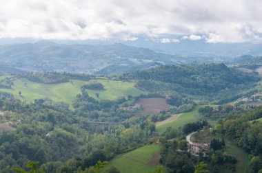Ormanla kaplı tarım arazileri ve tepeleri olan kırsal bölge.