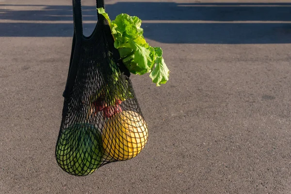 Les agriculteurs frais produisent en sac à ficelle en maille noire — Photo