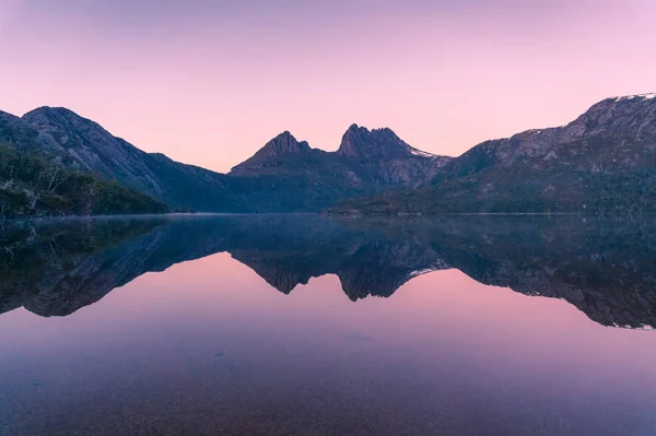 Picturesque nature background with Cradle Mountain and Lake at s — стокове фото