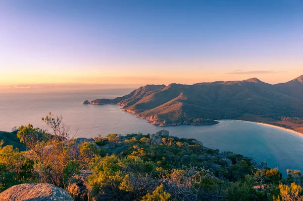 Paysage du lever du soleil du littoral océanique avec montagnes et plage — Photo