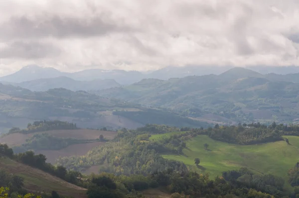 Widok z lotu ptaka włoskiej wsi z zielonymi polami i mountai — Zdjęcie stockowe