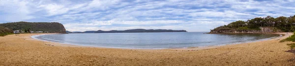 Panorama der tropischen Lagune mit Sandstrand und Bergen in der Ferne — Stockfoto