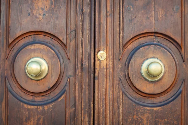 Vecchia porta in legno con maniglie in metallo dorato — Foto Stock