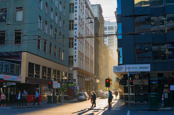 Melbourne caddesi atmosferik ışık ile çevrili — Stok fotoğraf