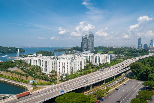 Вид с воздуха на Сингапур с многослойными автомагистралями и дорогой — стоковое фото