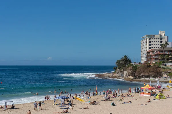 Çocukları olan insanlar Sydney 'deki Kuzey Cronulla plajında dinleniyorlar.