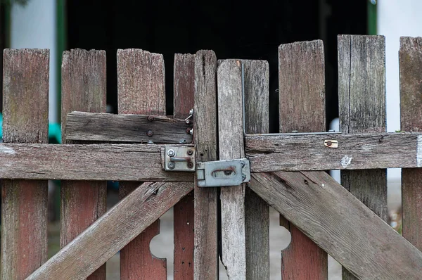 Chiudere il cancello della vecchia fattoria con il chiavistello metallico — Foto Stock