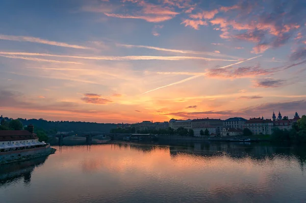 Sunrise in Prague with Vltava river and historic waterfront buil — Stock Photo, Image