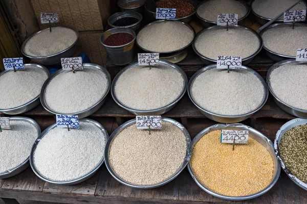 Different types of rice in bowls for sale on farmers market in V — 스톡 사진