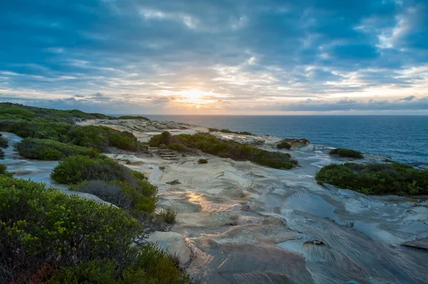 Härlig soluppgång kustlandskap med stenig kust och öppet hav — Stockfoto