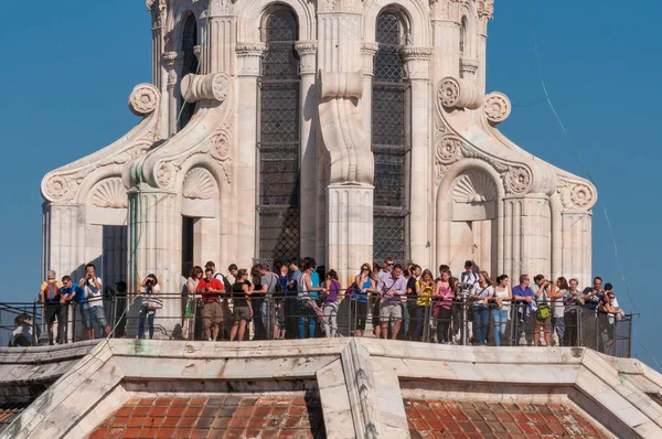 Multidão de pessoas no topo de Florença Duomo, Itália — Fotografia de Stock