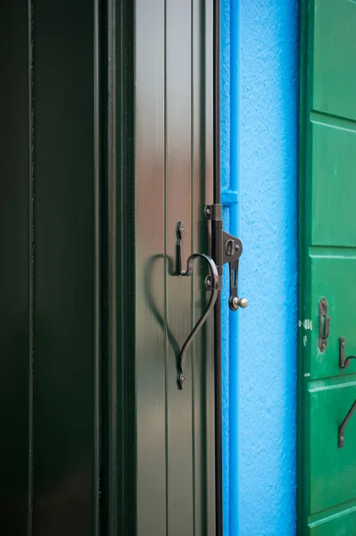 Architettura sfondo di porte aperte con maniglia della porta formando h — Foto Stock