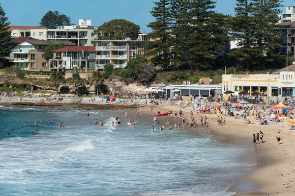 Pessoas relaxando na praia de Cronulla no verão — Fotografia de Stock