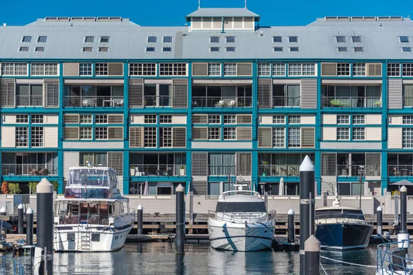 Muelle histórico Woolloomooloo con barcos de lujo y yates en fro —  Fotos de Stock