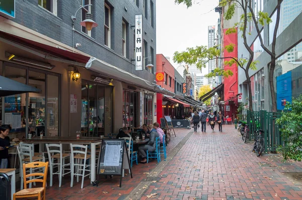 Melbourne calle con restaurantes al aire libre y la gente caminando y — Foto de Stock