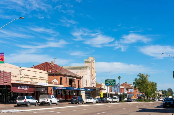 お店や小さなビジネスとスコーンアミン通りのオーストラリアの農村部の町 — ストック写真